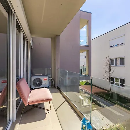 Golden Hour Balcony Pool & 100m By Pikhost Apartmán Lezhë
