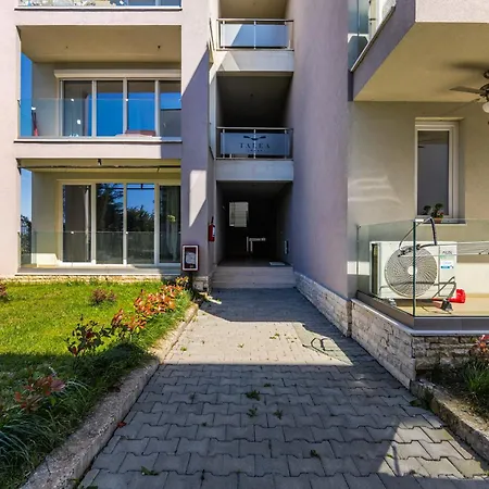 Apartmán Golden Hour Balcony Pool & 100m By Pikhost Lezhë