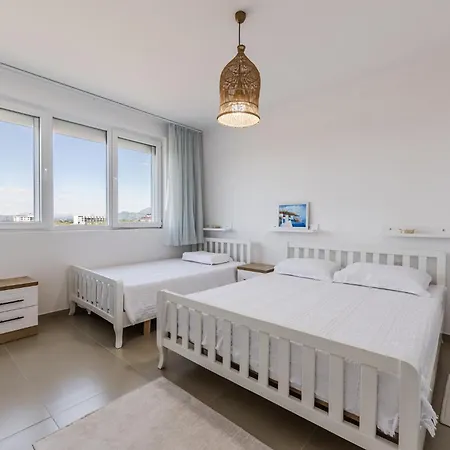 Apartmán Golden Hour Balcony Pool & 100m By Pikhost *